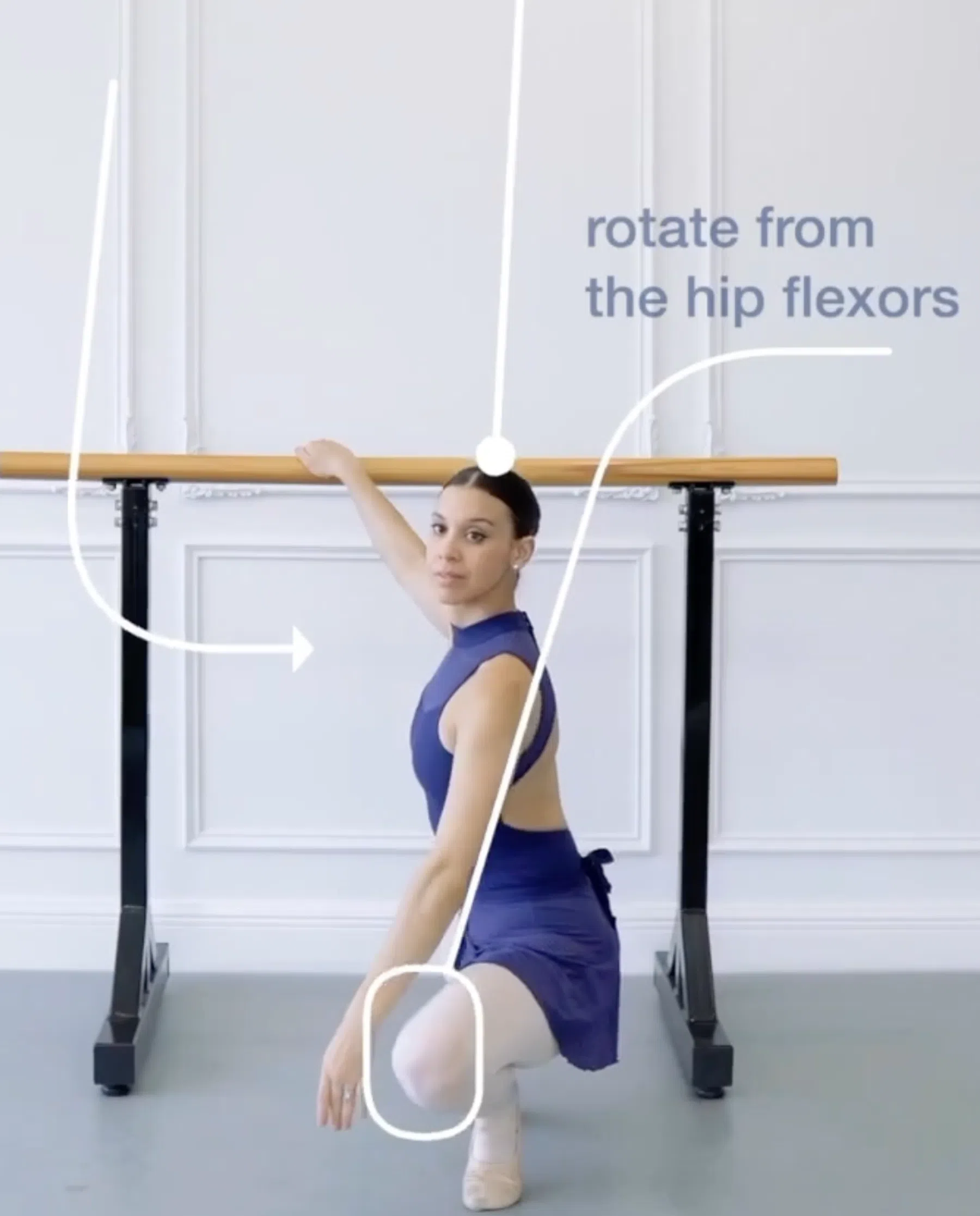 Vrouw aan een ballet-barre.